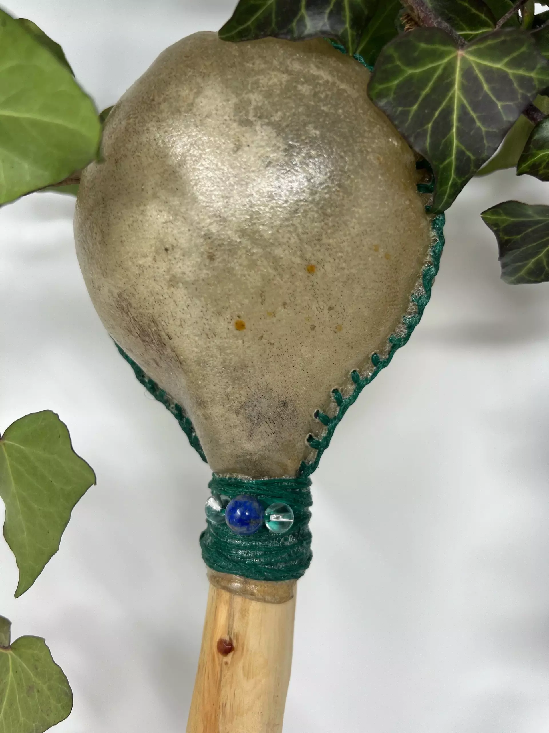 Ritualrassel Lapislazuli & Bergkristall – Bild 2