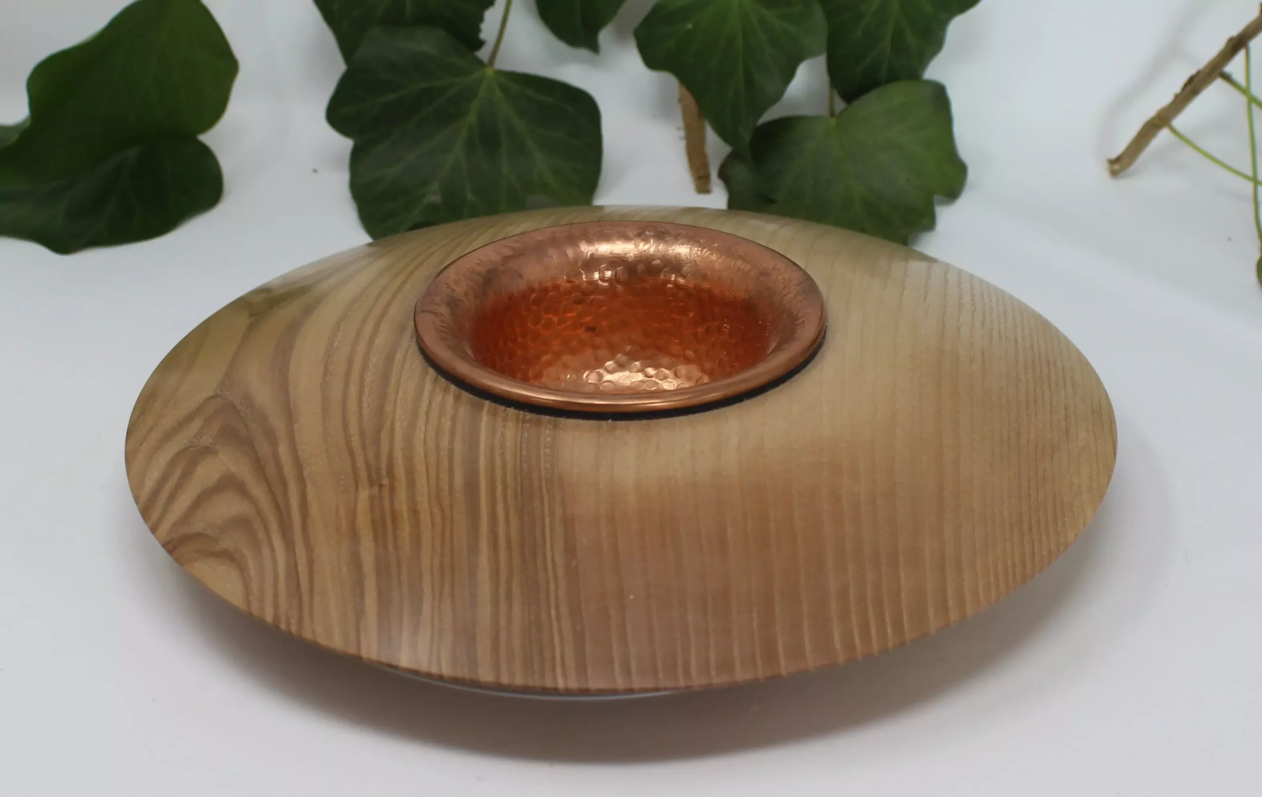 Räucherschale aus Eschenholz mit Kupferschale